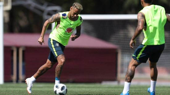 Imagem Alívio! Após susto no treino da terça, Neymar participa normalmente de treino com bola nesta quarta