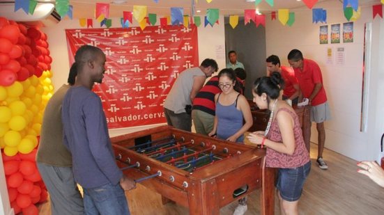 Imagem Copa une brasileiros, espanhóis e bolivianos para partida de Espanha x Irã