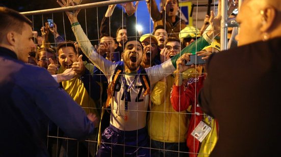 Imagem Torcida recepciona Seleção em Hotel e emociona jogadores