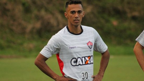 Imagem Juninho é submetido à cirurgia e pode desfalcar o Vitória por mais três meses