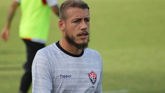 Imagem Vitória oficializa empréstimo de Uillian Correia ao Coritiba