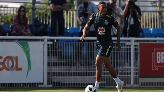 Imagem Seleção Brasileira: Danilo sente quadril e é vetado do duelo contra a Costa Rica