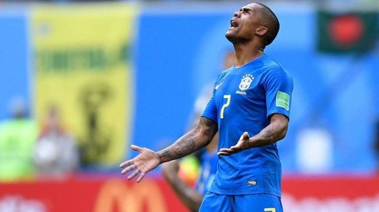 Imagem Douglas Costa sente coxa e é vetado do duelo contra a Sérvia; Danilo continua fora