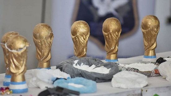 Imagem Haja criatividade! Polícia argentina apreende cocaína escondida em réplicas de taças da copa