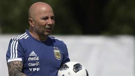 Imagem Após jogadores pedirem saída de Sampaoli, Argentina decide manter treinador no cargo