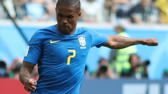 Imagem Mulher de Douglas Costa revela que marido culpou carga de treinos na seleção por lesão na coxa