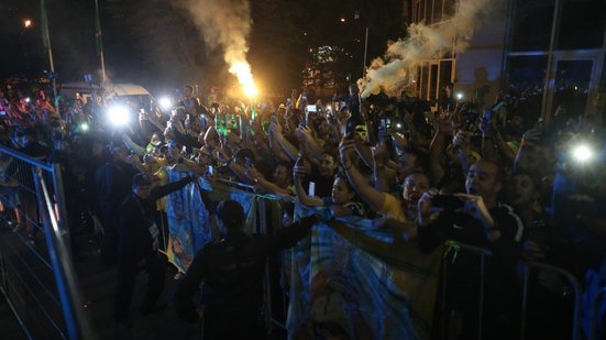 Imagem Torcida recepciona Seleção com festa em Moscou
