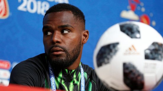 Imagem Vai pegar fogo! Confiante, zagueiro da Nigéria decreta: "Que seja o último jogo do Messi em Copas"