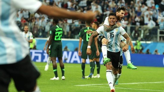 Imagem Com emoção! Argentina vence e avança às oitavas; Croácia bate Islândia e passa em primeiro lugar