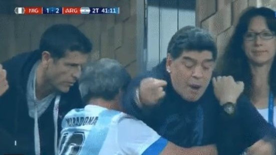 Imagem Maradona faz gesto obsceno ao comemorar gol que classificou a Argentina