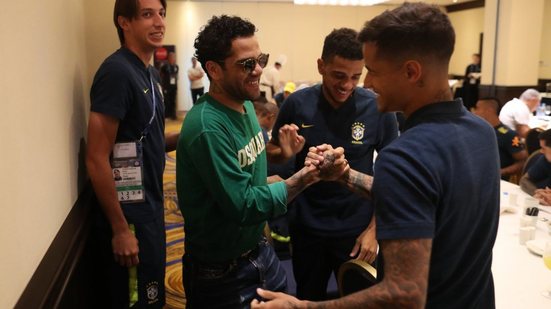 Imagem Levando Axé! Baiano Daniel Alves almoça com a Seleção Brasileira antes de jogo com a Sérvia