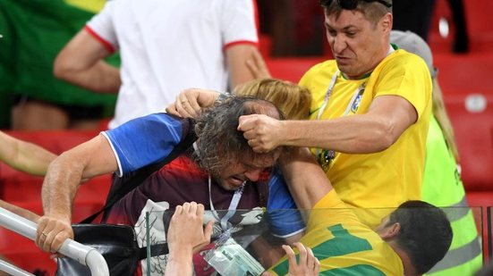 Imagem Brasileiros e sérvios trocam socos e agressões na arquibancada após a vitória do Brasil