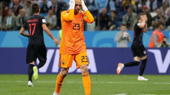 Imagem Goleiro da Argentina admite falha e revela ameaças a familiares após falha