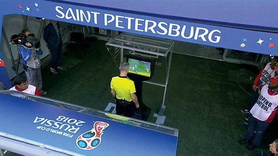 Imagem Levantamento mostra tempo médio que os jogos da Copa param por conta do VAR e resultado surpreende 