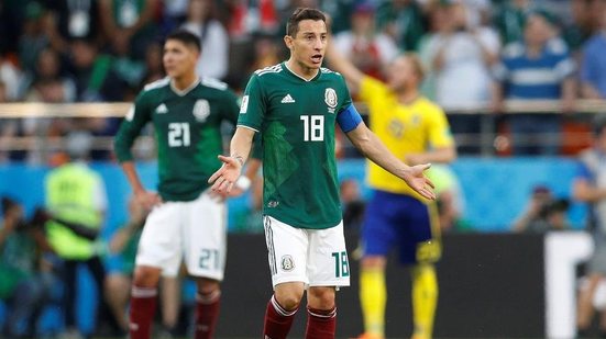 Imagem Capitão do México pede atenção da arbitragem e do VAR com Neymar: "Gosta de se atirar muito"