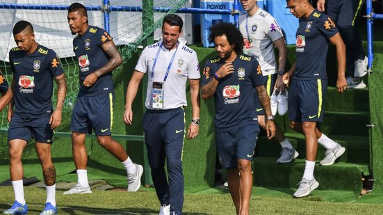 Imagem Marcelo aparece em campo de chinelo e não treina com o grupo