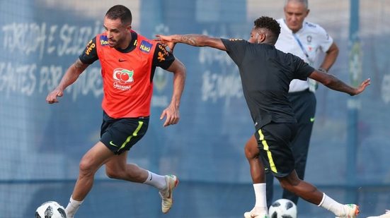 Imagem Seleção brasileira faz treino preparativo para o jogo com o México