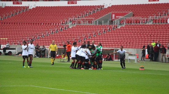 Imagem Jogadoras do Vitória comemoram acesso no Brasileirão Feminino