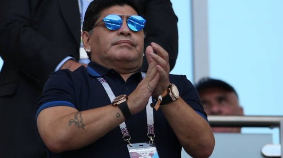 Imagem Maradona vê Brasil como favorito, mas critica Neymar; assista