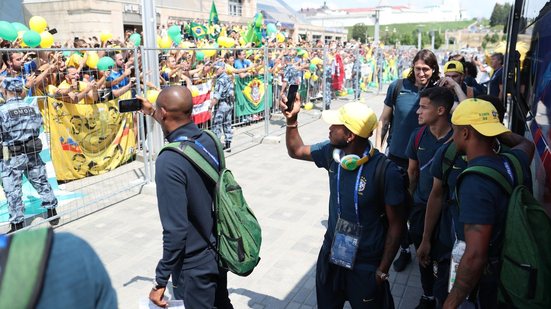 Imagem De arrepiar! Torcida brasileira faz linda festa na chegada da Seleção em Kazan; Veja o vídeo