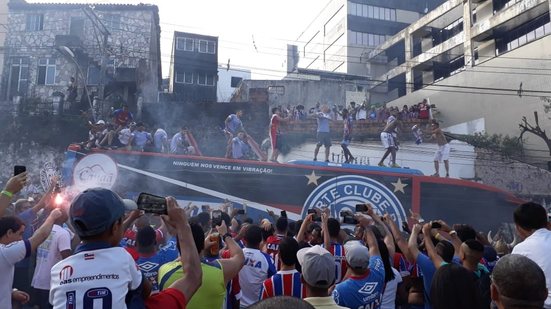 Imagem De arrepiar! Torcida do Bahia faz festa na chegada do time à Fonte Nova; veja o vídeo