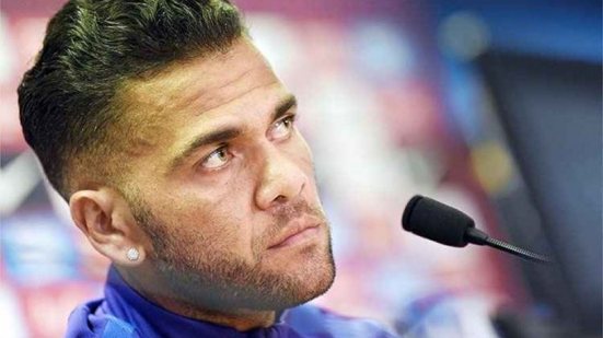Imagem Em post, Daniel Alves faz desabafo e vê Brasil com ídolos desvalorizados