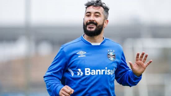 Imagem "Tem muito jogador ruim", diz meia do Grêmio ao reconsiderar aposentadoria