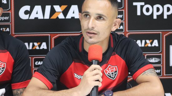 Imagem Com dificuldade no português, novo lateral do Vitória revela pontos fortes