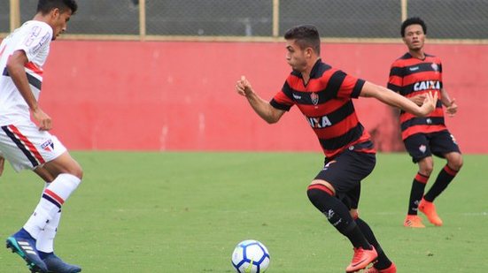 Imagem  Técnico do Vitória comemora triunfo sobre o São Paulo no Brasileirão Sub-20