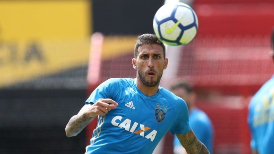 Imagem Crise? Atacante revela salários atrasados no Sport