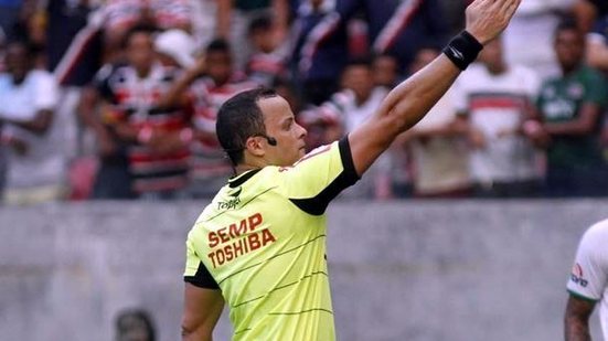 Imagem Árbitro do Distrito Federal apita Vitória x Paraná no retorno do Brasileirão