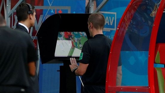 Imagem Presidente da Fifa diz que árbitro de vídeo está limpando o futebol