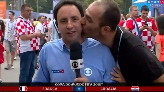 Imagem Repórter do SporTV é beijado por torcedor em transmissão ao vivo de estádio na Rússia