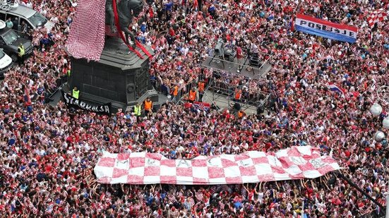 Imagem Heróis! Seleção da Croácia é ovacionada por 60 mil pessoas durante desembarque em Zagreb