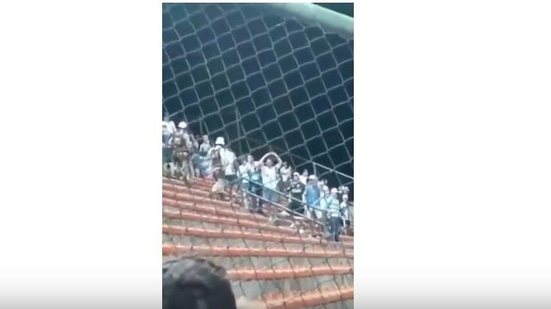 Imagem Vídeo: Torcedores do Cerro fazem gestos racistas para torcida do Bahia
