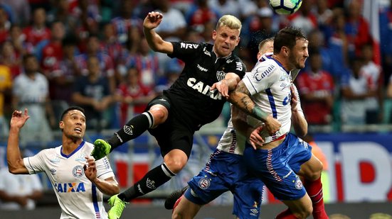 Imagem Com dois gols nos acréscimos, Bahia empata com o Atlético-MG e deixa o Z-4 