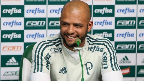 Imagem Após empate sem gols e expulsão, Felipe Melo insenta Deyverson de culpa: “Luta muito”