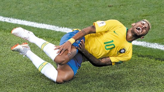 Imagem Provocação? Propaganda com Cristiano Ronaldo faz alusão a Neymar: "Sabe por que nunca caio?"