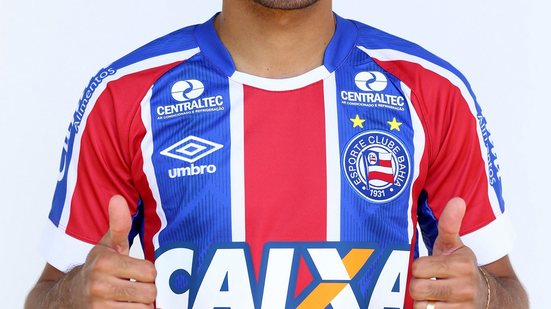 Imagem Clayton é apresentado pelo Bahia: "Caiu bem demais essa camisa"
