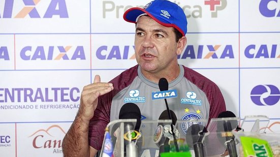 Imagem Enderson Moreira enaltece atletas após triunfo
