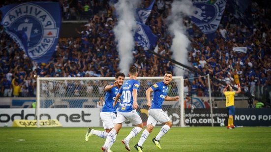 Imagem Fábio brilha, Cruzeiro elimina o Santos nos pênaltis e vai à semifinal da Copa do Brasil
