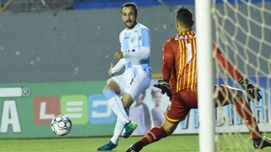 Imagem Com gols de veteranos ex-dupla BaVi, Londrina vence o Paysandu e deixa Z4 da Série B