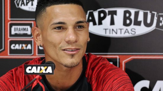 Imagem Elogiado por Carpegiani, Léo Gomes esbanja felicidade após estreia