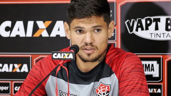 Imagem Vitória renova contrato de Léo Ceará