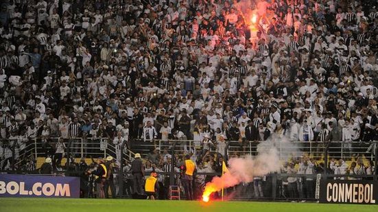 Imagem Duelo entre Santos e Independiente termina em confusão