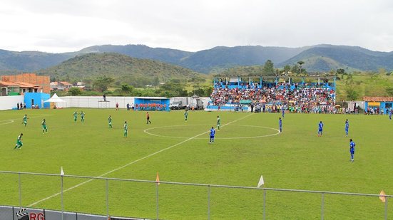 Imagem Seleção de Itambé acusa torcedores de Itotoró de hostilização na chegada da equipe ao estádio 