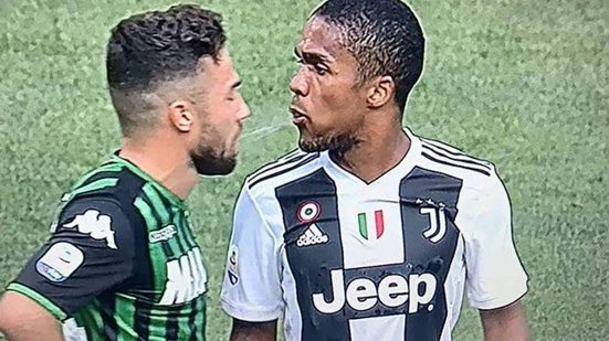 Imagem Tite diz que Douglas Costa ficou fora de convocação por cusparada em adversário e lesão