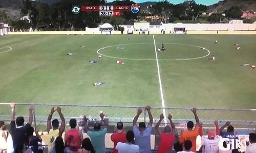 Imagem Duelo entre Ipiaú e Cachoeira é paralisado após infestação de abelhas