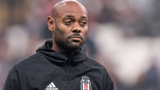 Imagem Vagner Love chega ao Brasil para acertar com o Corinthians