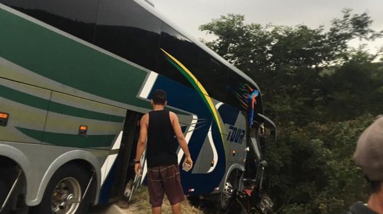 Imagem Ônibus que levava time Sub-15 do Bahia se envolve em grave acidente na BR 251